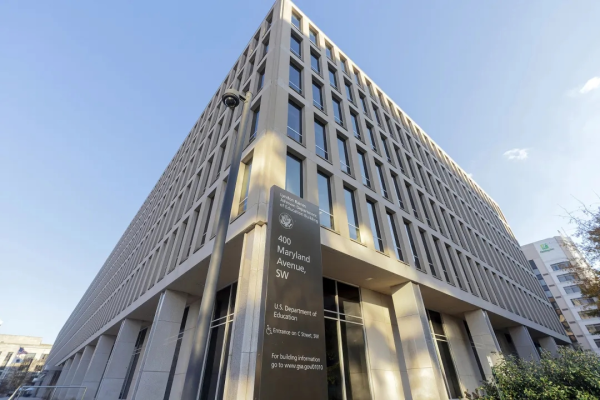 泸深通 美国最高法院支持特朗普：拆解教育部