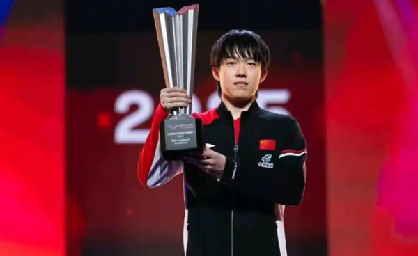 乐红网 不是孙颖莎，王楚钦有圈外女友？夺冠后，谁注意好友的表态